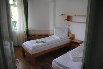 Фото номера Двухместный номер с 2 отдельными кроватями и балконом Хостелы Hostel Teleki г. Совата 2