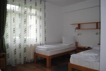 Фото номера Трехместный номер с балконом Хостелы Hostel Teleki г. Совата 3