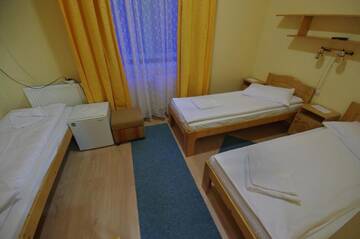Фото номера Стандартный трехместный номер Хостелы Hostel Teleki г. Совата 2