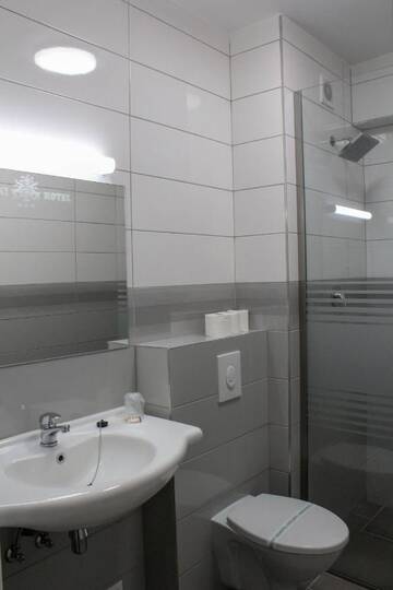 Фото номера Улучшенный номер с кроватью размера «queen-size» Хостелы Hostel Teleki г. Совата 3