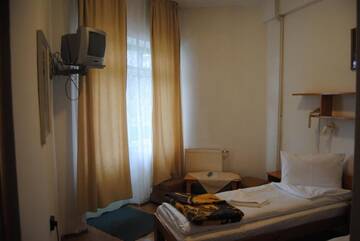Фото номера Двухместный номер с 2 отдельными кроватями и балконом Хостелы Hostel Teleki г. Совата 10