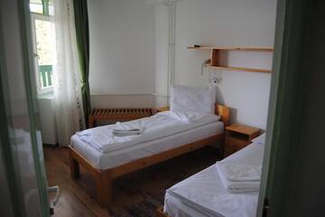 Фото номера Двухместный номер с 2 отдельными кроватями и балконом Хостелы Hostel Teleki г. Совата 8