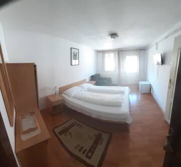 Фото номера Двухместный номер Делюкс с 1 кроватью и балконом Отель VILA SZOKE SOVATA г. Совата 4